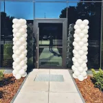 Białe kolumny balonowe VATAX