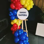 Kolorowa dekoracja balonowa na urodziny Ząbki